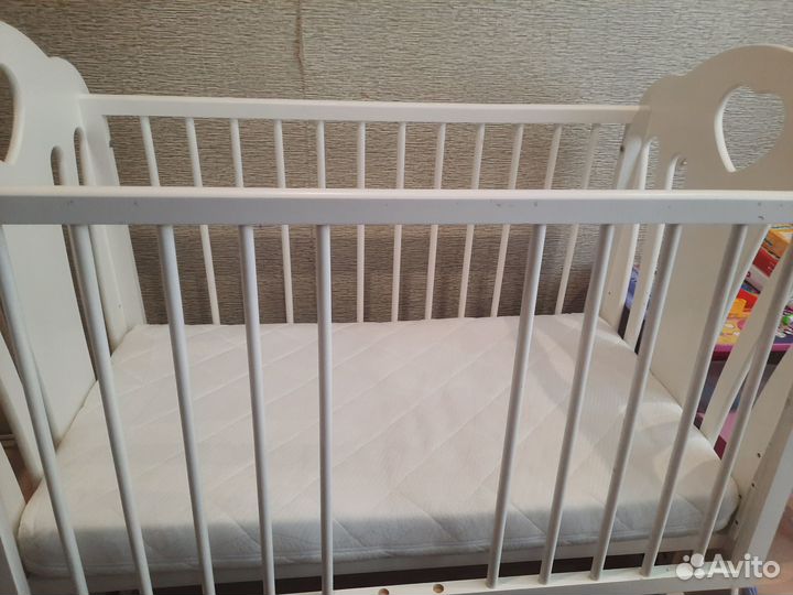 Детская кроватка с универсальным маятником