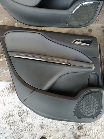 Обшивки дверей Opel Zafira C