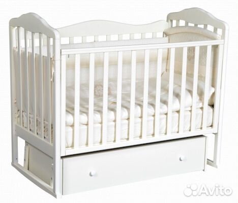 Детская кроватка с маятником белая и комод