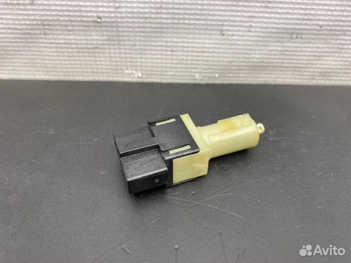 Выключатель стоп сигнала Hummer H3 L52 3.5 2006