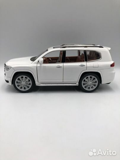 Модель автомобиля Toyota Land Cruiser 300 1:24