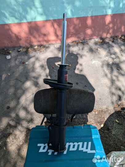 Стойка на toyota avensis t220