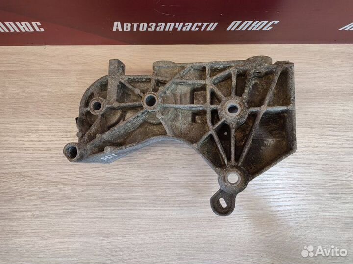 Кронштейн генератора Renault Sandero