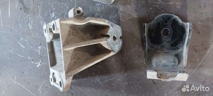 Кронштейн двигателя на Nissan Skyline v35