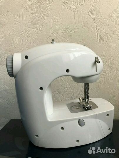 Компактная швейная машинка