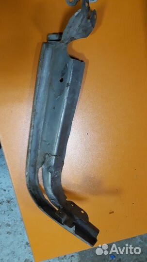 Планка (ресничка ) фары toyota crown gs131