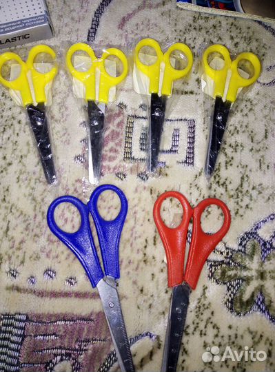 Мелки цветные и белые, книжки детские, кошельки