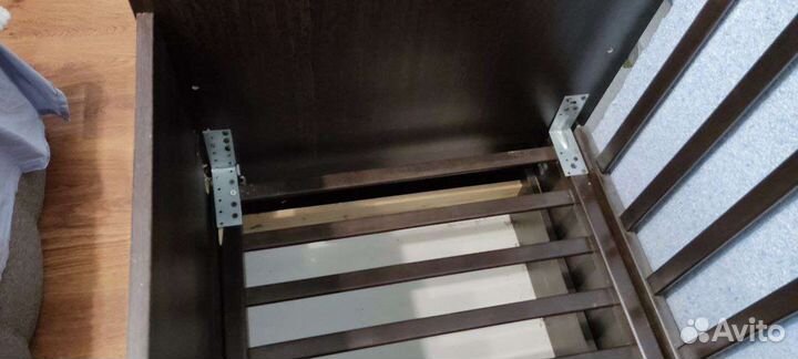 Детская кроватка с маятником