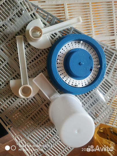 Для пчел дырокол, летки, роевня, катки и пр