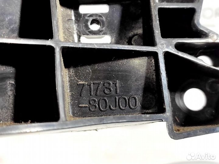 Кронштейн переднего бампера правый (2006-2013) Suz