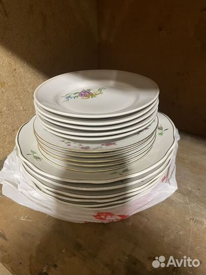 Тарелки и блюдца