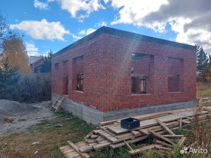 Кладка блока, каменщик, возведение стен