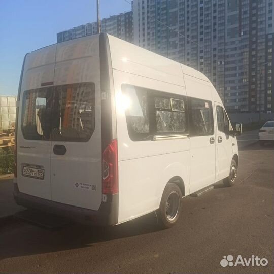 Водитель на своем микроавтобусе