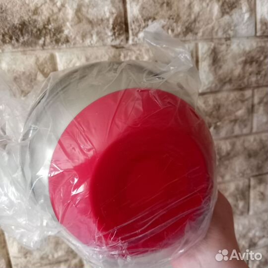 Миска с крышкой 1.4 л Новая