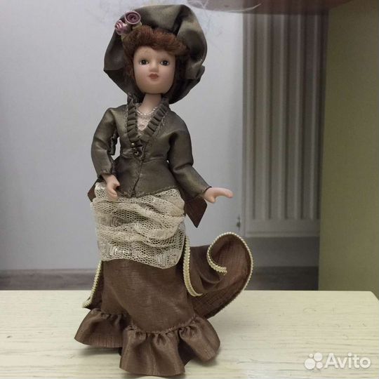 Кукла фарфоровая
