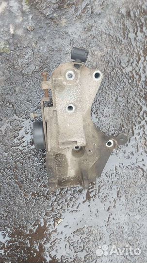 Рено логан кронштейн генератора гура