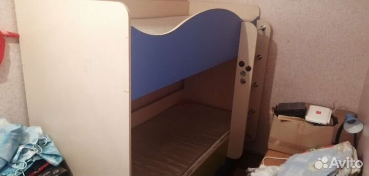 Детская кровать двухъярусная с лестницей
