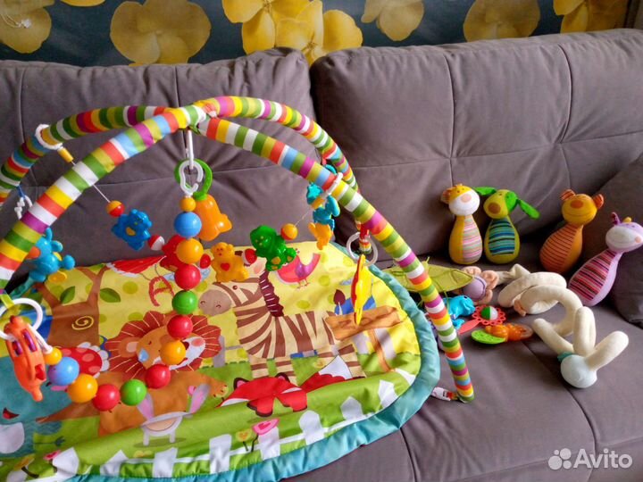 Развивающий коврик и игрушки пакетом