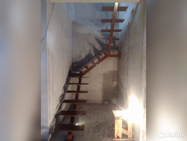 Металлический каркас лестницы с площадкой