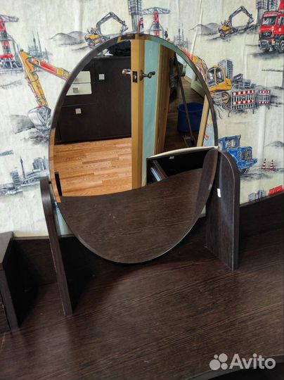 Трюмо с зеркалом