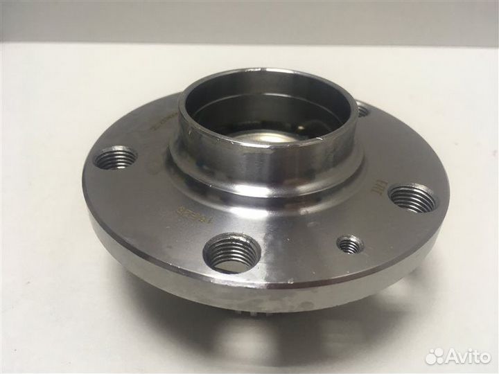 Ступица задняя подшипник ступичный Volkswagen Golf