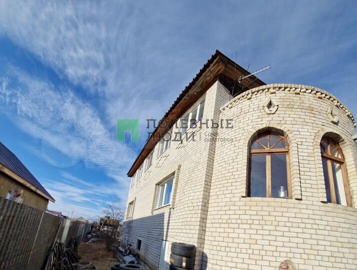 Коттедж 246 м² на участке 12 сот.