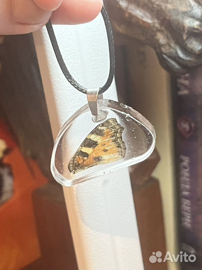 Кулон с крылом бабочки