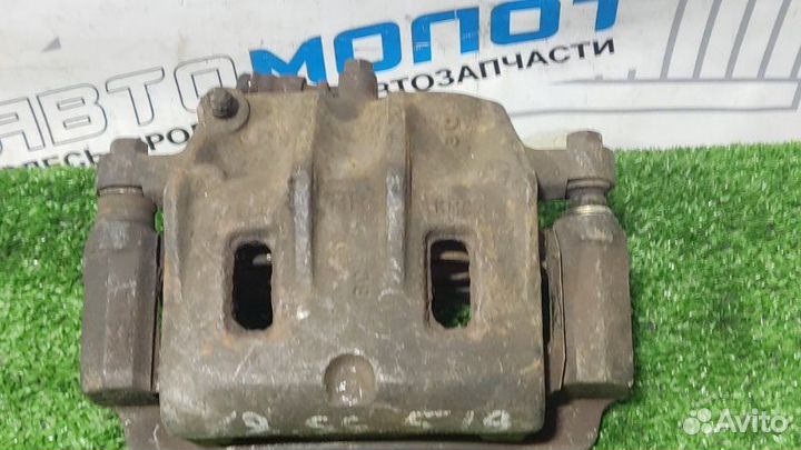 Суппорт передний правый Kia Sorento I BL