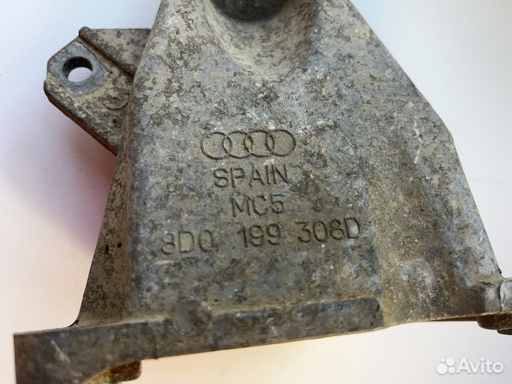 Правый кронштейн двигателя А6 С5