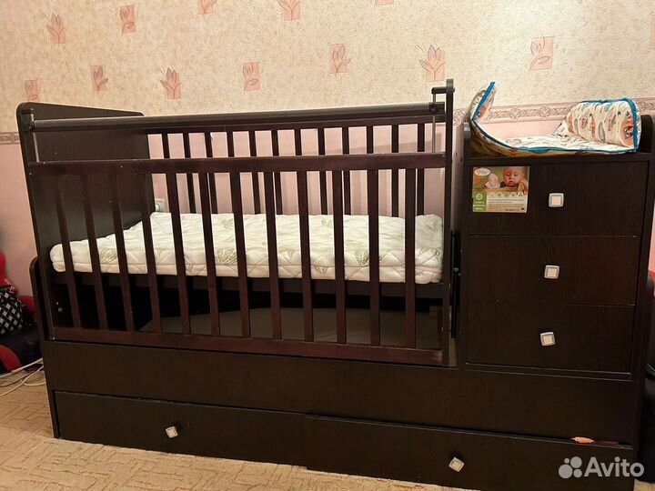 Детская кроватка с продольным маятником