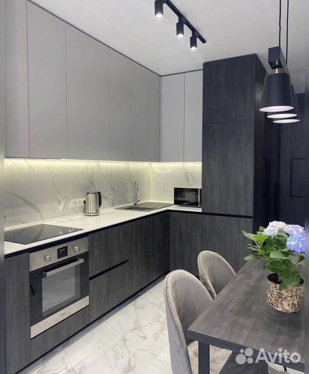 Угловая кухня на заказ с подсветкой