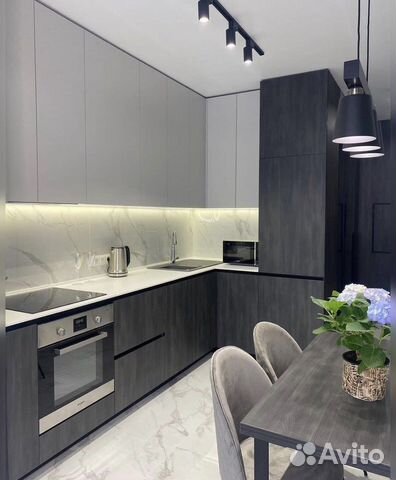 Угловая кухня на заказ с подсветкой