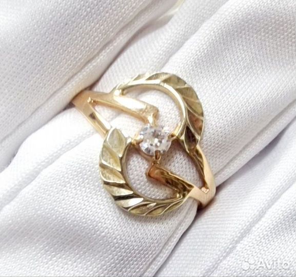 Кольцо с синтетическим камнем Золото