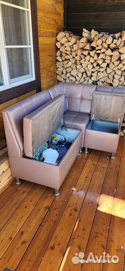 Кухонный угловой диван + 2 пуфа