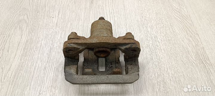 Суппорт тормозной задний nissan pathfinder R51 Лев