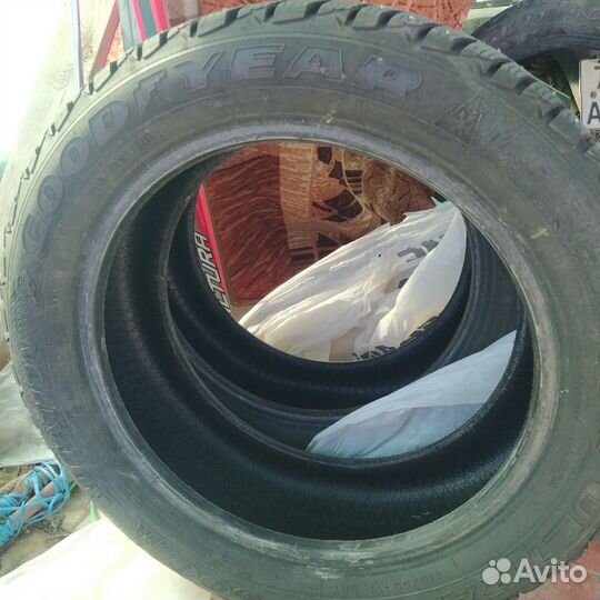 Goodyear Ultragrip 600 215/55 R17 98