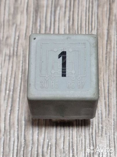 Реле топливного насоса (1) VW Golf / VW Jetta
