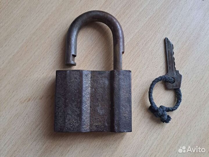 Навесной замок старинный