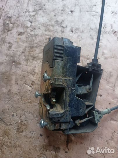 Замок двери передней левой Opel Zafira A