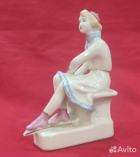 Статуэтка фарфоровая. Конькобежка. СССР