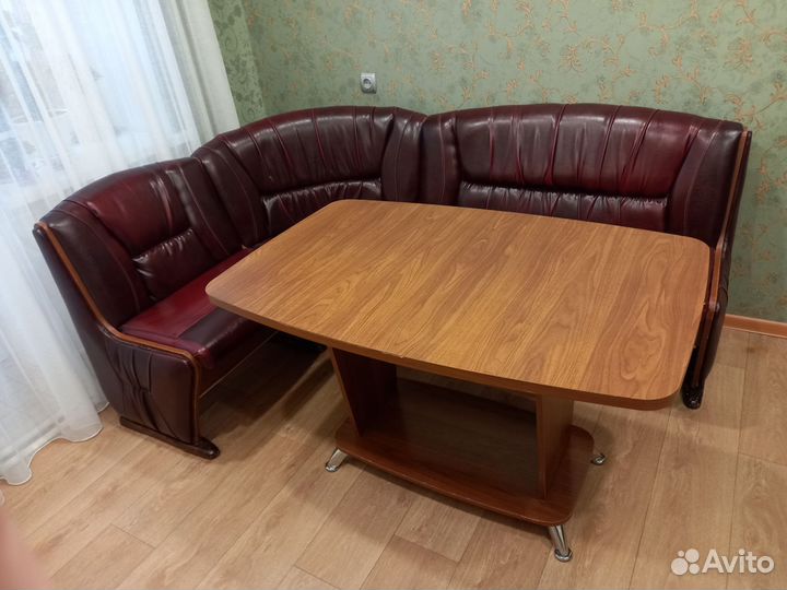 Кухонный уголок со столом