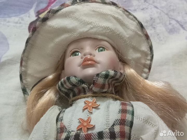 Кукла фарфоровая