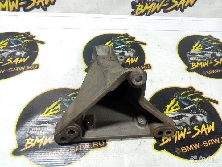 Кронштейн двигателя правый Audi A4 B5 AEB 1997