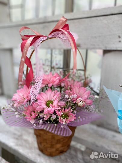 Корзина композиция с цветами ромашки