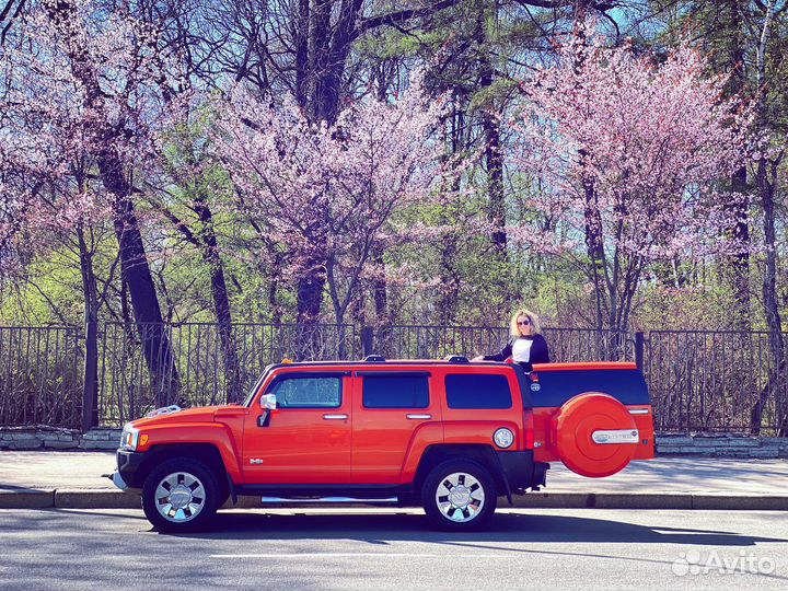 Фотосессия на ярком внедорожнике