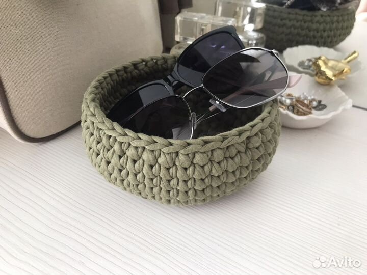 Вязаная корзинка ручной работы