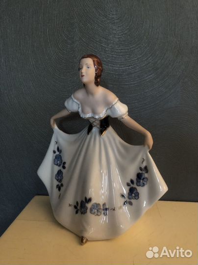 Статуэтка фарфоровая девушка в реверансе