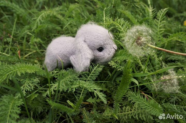 Пушистый серый вязаный кролик