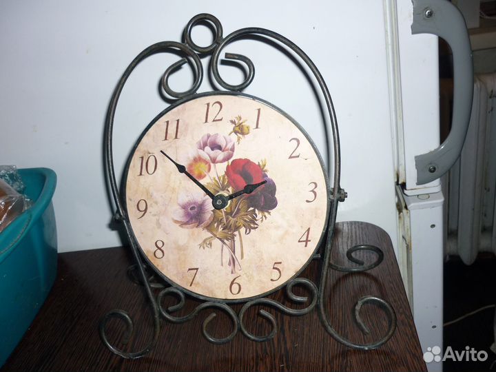 Часы в кованом корпусе, настольные