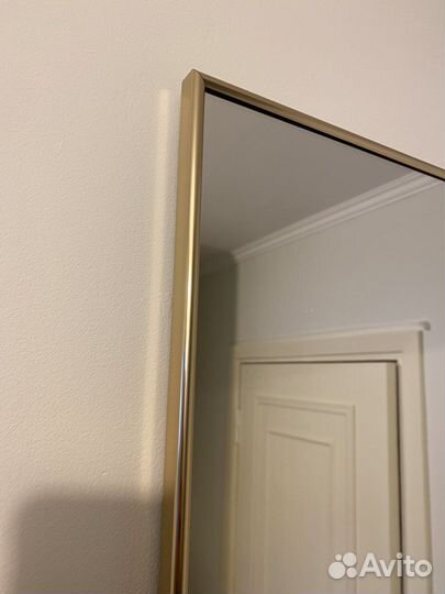 Зеркало в золотистой алюминиевой раме